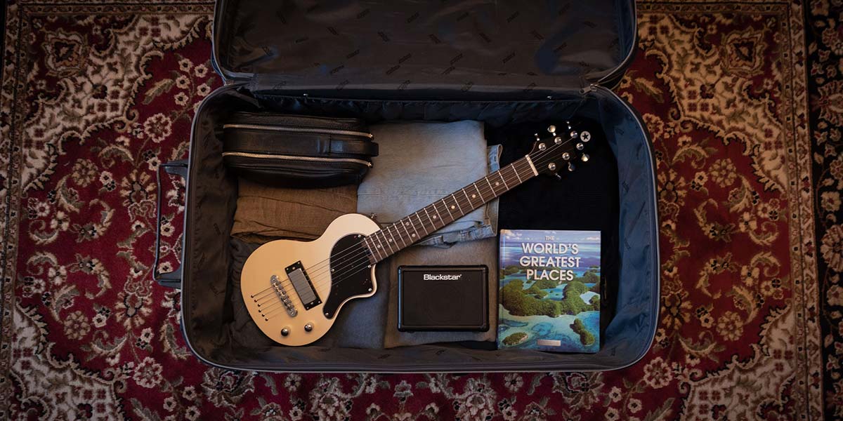 Blackstar travel store guitar